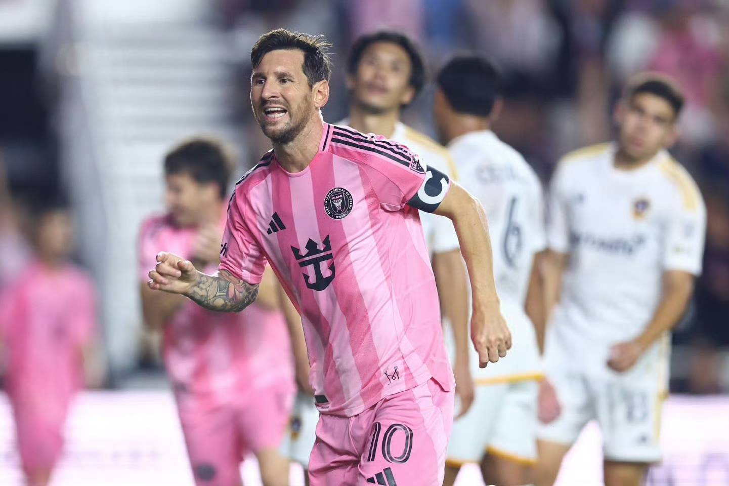 爱游戏APP梅西在老鹰比赛中刷新纪录，表现优异引发热议！全场沸腾不已的简单介绍